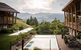 Presulis Hideaway Apartments & Restaurant